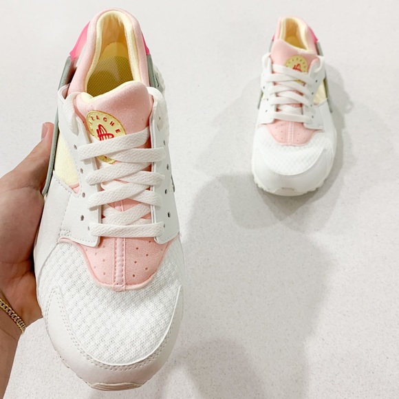 π₯ππ New Nike Huarache Cream Pink Sneakers - Picture 2 of 3